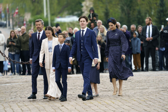 Le prince Frederik, son épouse la princesse Mary et leurs enfants, les princes Christian, Isabella, Joséphine et Vincent de Danemark arrivent à l'église du château de Fredensborg. Le samedi 15 mai 2021.