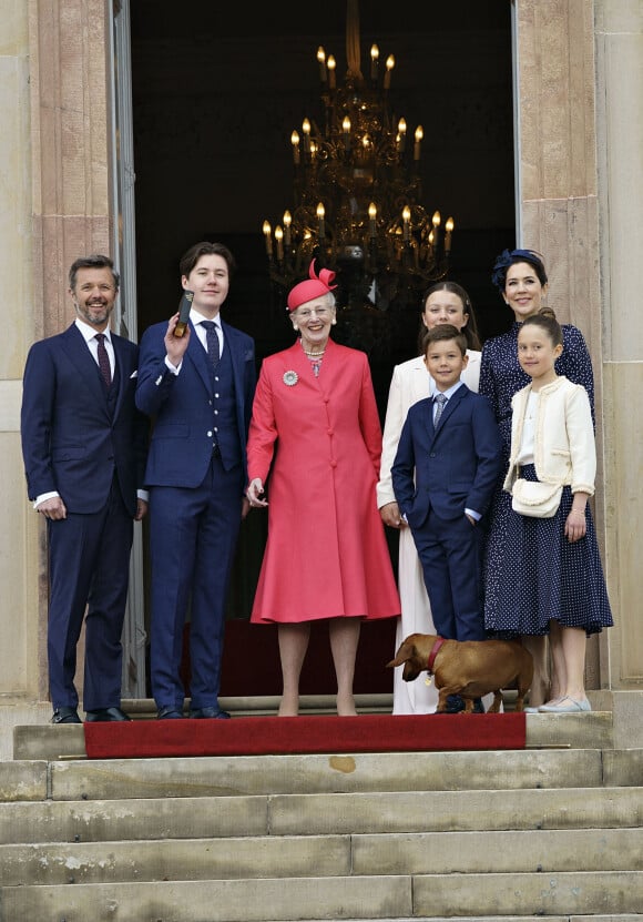 La reine Margrethe II, le prince Frederik, son épouse la princesse Mary et leurs enfants, les princes Christian, Isabella, Joséphine et Vincent de Danemark arrivent à la confirmation du prince Christian à l'église du château de Fredensborg. Le samedi 15 mai 2021.