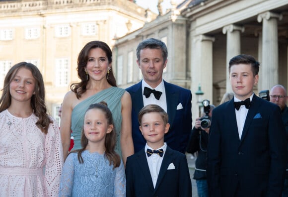 La princesse Mary de Danemark, le prince Frederik de Danemark, le prince Christian de Danemark, la princesse Isabella de Danemark, le prince Vincent de Danemark, la princesse Josephine de Danemark - Célébration du 50ème anniversaire du prince J. de Danemark, dîner organisé par la reine M.II de Danemark au chateau Amalienborg, Copenhague, le 7 juin 2019. 