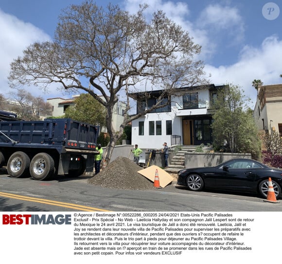 Exclusif - Laeticia Hallyday, Jalil Lespert et Joy se rendent dans leur nouvelle villa de Pacific Palisades pour superviser les préparatifs avec les architectes et décorateurs d'intérieur, pendant que des ouvriers s'occupent de refaire le trottoir devant la villa. Puis le trio part à pieds pour déjeuner au Pacific Palisades Village.