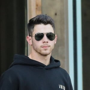 Exclusif - Nick Jonas se rend chez un caviste après avoir dîné avec un ami à Beverly Hills le 16 décembre 2019.