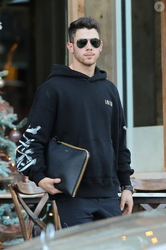 Exclusif - Nick Jonas se rend chez un caviste après avoir dîné avec un ami à Beverly Hills le 16 décembre 2019.
