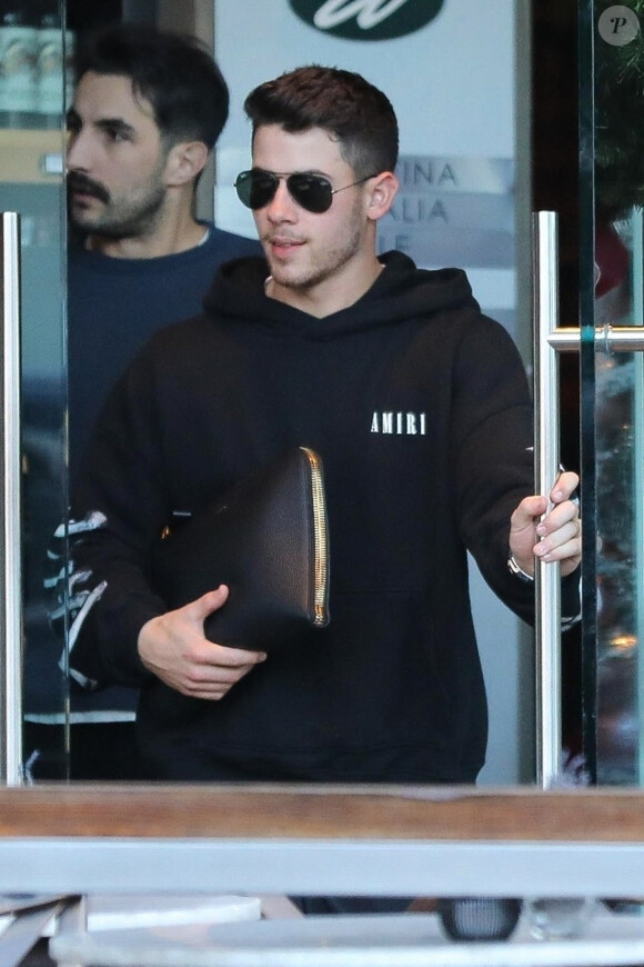 Exclusif - Nick Jonas se rend chez un caviste après avoir dîné avec un ami à Beverly Hills le 16 décembre 2019.