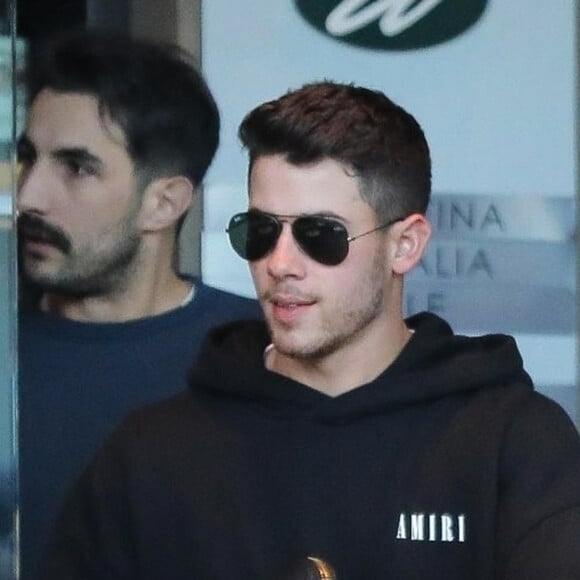 Exclusif - Nick Jonas se rend chez un caviste après avoir dîné avec un ami à Beverly Hills le 16 décembre 2019.