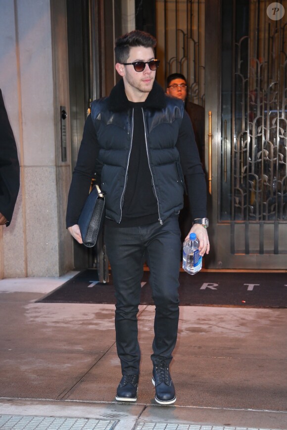 Nick Jonas à la sortie de son domicile à New York, le 3 décembre 2019.