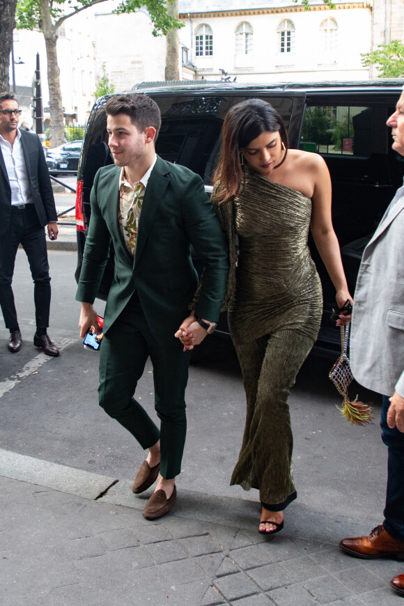 Joe Jonas et sa femme Sophie Turner, Nick Jonas et sa femme Priyanka Chopra, arrivent au restaurant Ralph Lauren, à Paris le 24 juin 2019.