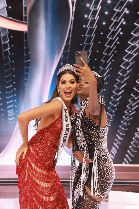 Zozibini Tunzi - Andrea Meza (Miss Mexique) a été élue Miss Univers 2021 lors de la 69ème édition du concours Miss Univers au Seminole Hard Rock Hotel and Casino Hollywood en Floride, le 16 mai 2021. © Tracy Ngyuen/Miss Universe/ZUMA Wire/Bestimage