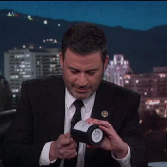 Gwyneth Paltrow annoce le retour de sa "bougie vaginale" sur Goop (après qu'Elton John en aurait acheté 100) lors de sa visite au Jimmy Kimmel Live!