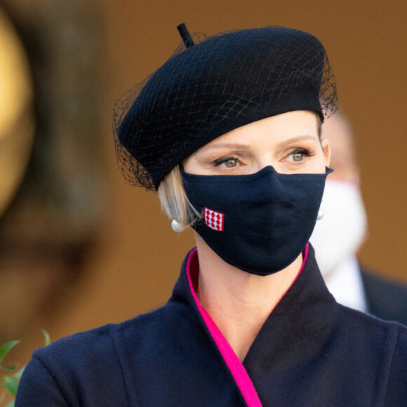 La princesse Charlène de Monaco - La famille princière assiste à une cérémonie de remise de médaille dans la cours du Palais de Monaco. Le 19 novembre 2020. © David Nivière / Pool / Bestimage