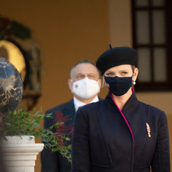 La princesse Charlène de Monaco, ses enfants Jacques et Gabriella - La famille princière assiste à une cérémonie de remise de médaille dans la cours du Palais de Monaco. Le 19 novembre 2020. © David Nivière / Pool / Bestimage