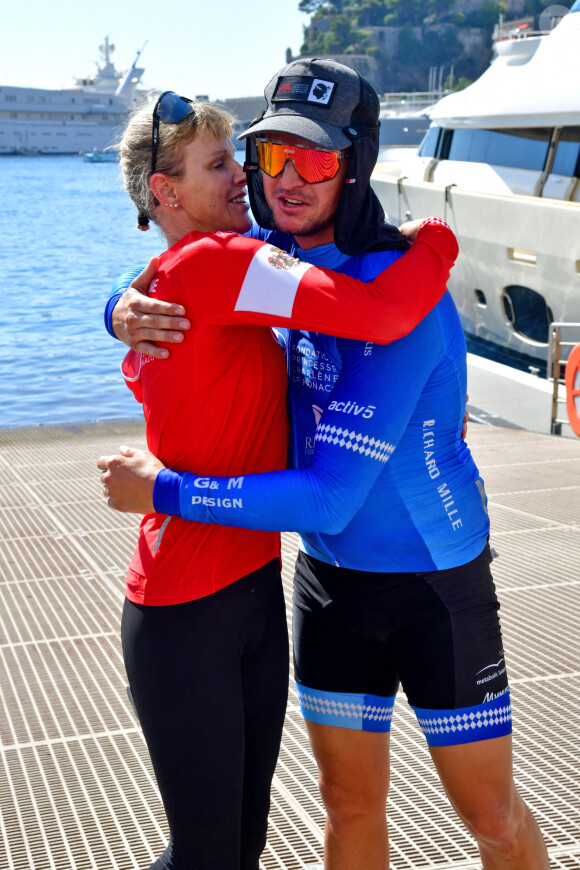 La princesse Charlene de Monaco et son frère Gareth Wittstock à l'arrivée de la course "The Crossing : Calvi-Monaco Water Bike Challenge". Le 13 septembre 2020. © Bruno Bebert/Bestimage