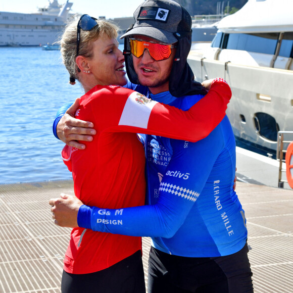 La princesse Charlene de Monaco et son frère Gareth Wittstock à l'arrivée de la course "The Crossing : Calvi-Monaco Water Bike Challenge". Le 13 septembre 2020. © Bruno Bebert/Bestimage