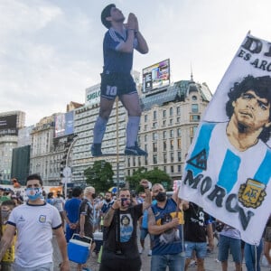 Des supporters argentins réclament "justice pour Maradona" lors d'une manifestation à Buenos Aires le 10 mars 2021. © Fernando Oduber / Panoramic / Bestimage