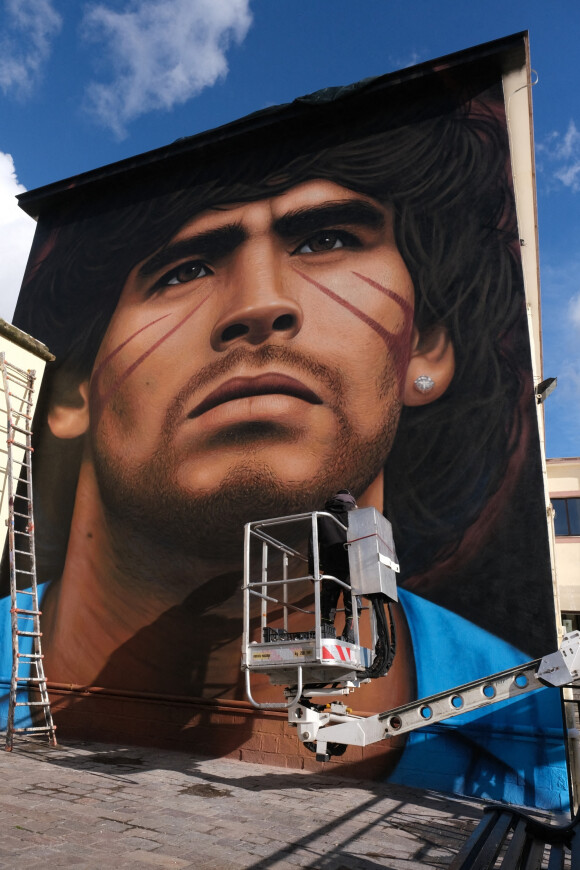 L'artiste Jorit Agoch peint une nouvelle fresque à Naples, représentant le visage de Diego Armando Maradona décédé le 25 novembre 2020.
