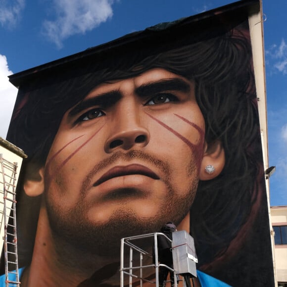 L'artiste Jorit Agoch peint une nouvelle fresque à Naples, représentant le visage de Diego Armando Maradona décédé le 25 novembre 2020.