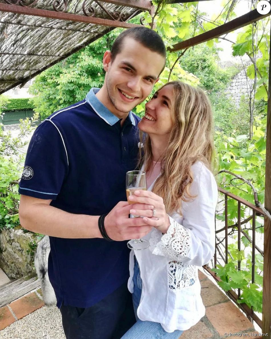 Julien Castaldi va épouser sa compagne Chiara. Les fiancés ont officialisé la nouvelle le 21 mai 2021.