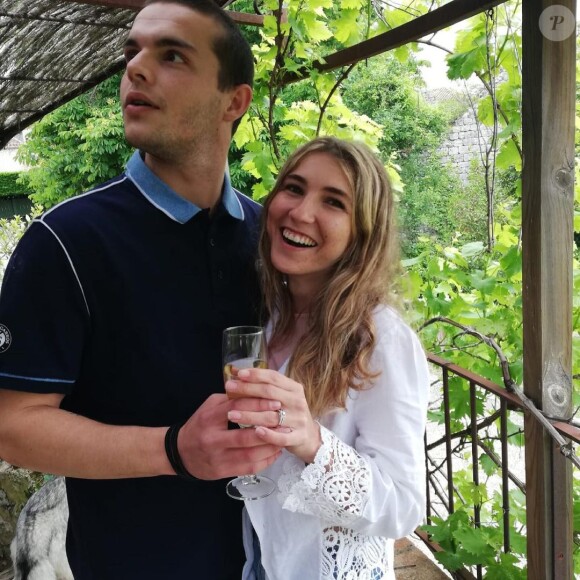 Julien Castaldi va épouser sa compagne Chiara. Les fiancés ont officialisé la nouvelle le 21 mai 2021.