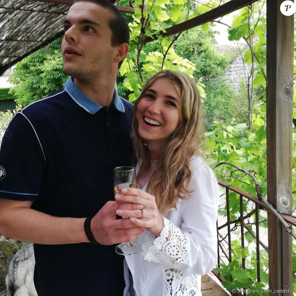 Julien Castaldi va épouser sa compagne Chiara. Les fiancés ont officialisé la nouvelle le 21 mai 2021.
