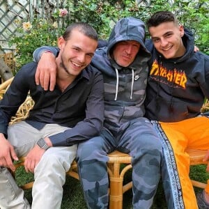 Benjamin Castaldi pose avec ses fils Julien et Simon.