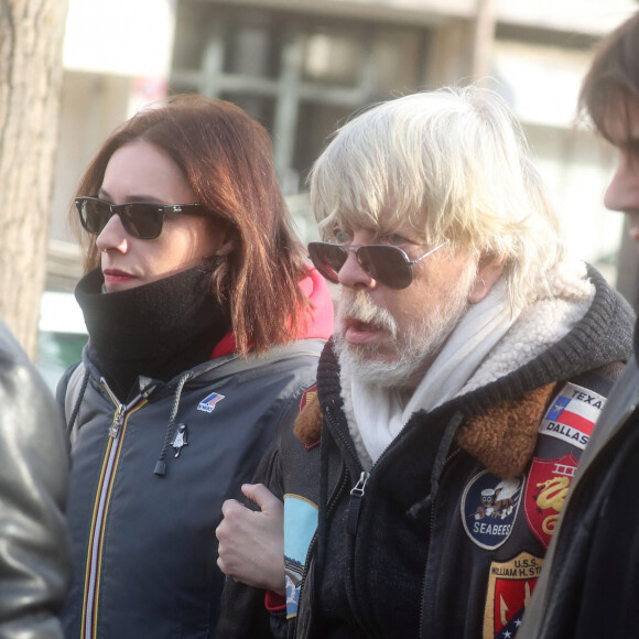 Lolita Séchan et son père le chanteur Renaud - Obsèques de Thierry Séchan frère du chanteur Renaud) au cimetière du Montparnasse à Paris le 16 janvier 2019.