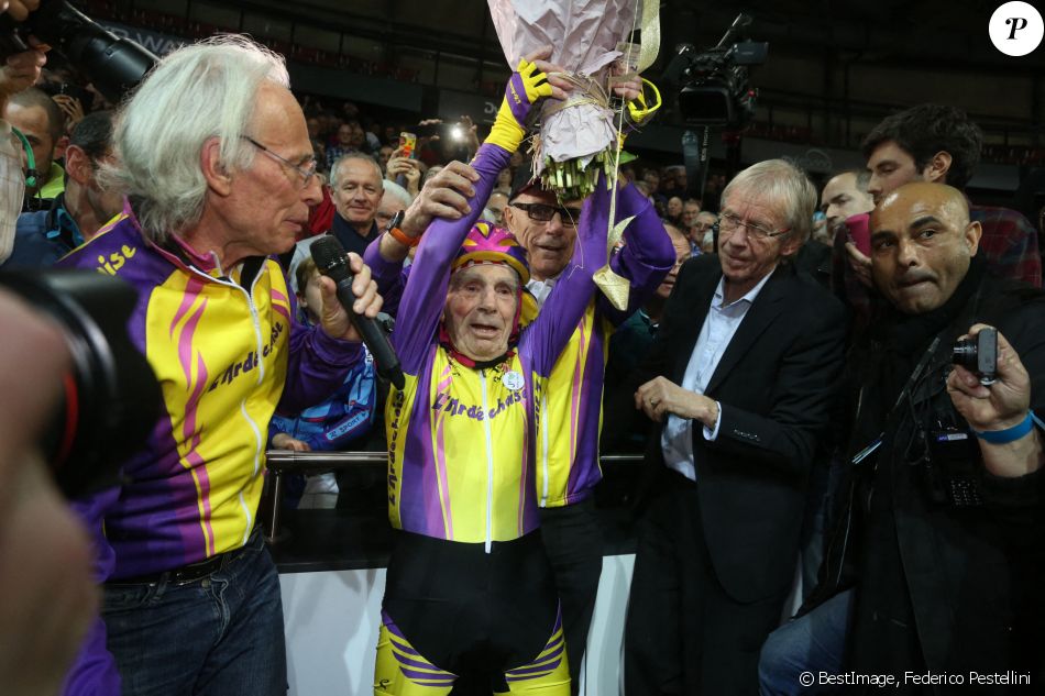 Robert Marchand a établi un nouveau record de l'heure en parcourant 22 kilomètres et 547 mètres sur le vélodrome de Saint Quentin en Yvelines à 105 ans © Federico Pestellini/Panoramic/Bestimage