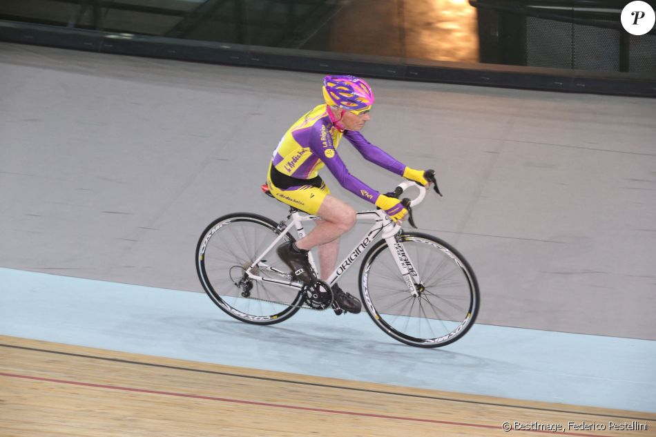 Robert Marchand a établi un nouveau record de l'heure en parcourant 22 kilomètres et 547 mètres sur le vélodrome de Saint Quentin en Yvelines à 105 ans © Federico Pestellini/Panoramic/Bestimage