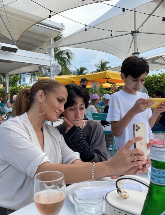 Jennifer Lopez et ses enfants, Emme et Max. Mai 2021.