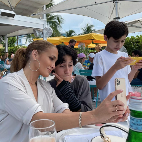 Jennifer Lopez et ses enfants, Emme et Max. Mai 2021.