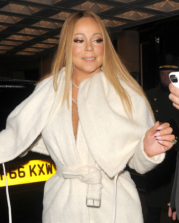 Mariah Carey quitte son hôtel avec son danseur Bryan Tanaka pour se rendre à une réception de mariage à l'hôtel Landmark, ils sont revenus à leur hôtel vers 2h30 du matin alors que Maria avait changé de tenue à Londres le 15 janvier 2017