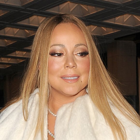 Mariah Carey quitte son hôtel avec son danseur Bryan Tanaka pour se rendre à une réception de mariage à l'hôtel Landmark, ils sont revenus à leur hôtel vers 2h30 du matin alors que Maria avait changé de tenue à Londres le 15 janvier 2017