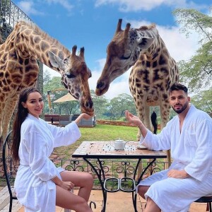Nabilla Benattia avec Thomas Vergara, petit-déjeuner avec les girafes le 28 avril 2021
