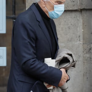 Exclusif - Bernard Tapie, sorties des obsèques du chef Gérard Idoux en l'église de Saint-Germain-des-Prés à Paris, le 08 octobre 2020. © Christophe Clovis / Bestimage