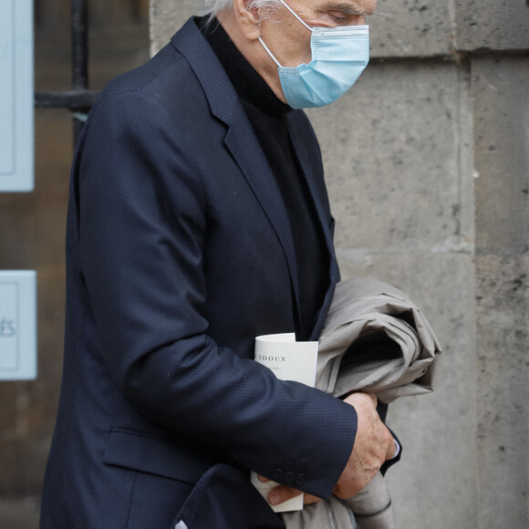 Exclusif - Bernard Tapie, sorties des obsèques du chef Gérard Idoux en l'église de Saint-Germain-des-Prés à Paris, le 08 octobre 2020. © Christophe Clovis / Bestimage