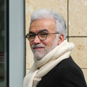 Exclusif - Le journaliste Pascal Praud arrive aux studios de la radio RTL à Paris le 12 mars 2020. © Panoramic / Bestimage