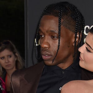 Travis Scott avec sa compagne Kylie Jenner à la première du prochain documentaire de Netflix Look Mom I Can Fly au Barker Hangar dans le quartier de Santa Monica à Los Angeles, le 27 août 2019.