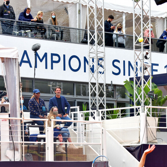 Serena Williams et son ami et ancien coach Patrick Mouratoglou assistent au premier match de l'Ultimate Tennis Showdown 4 au technopole Sophia Antipolis. Biot, le 24 mai 2021. © Bruno Bébert/Bestimage