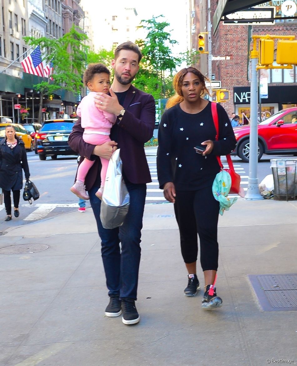 Serena Williams, son mari Alexis Ohanian et leur fille Alexis Olympia lors d'une promenade dans New York, le 7 mai 2019.