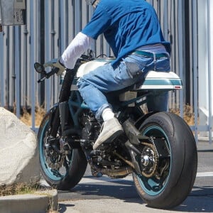 Brad Pitt sort de chez son ex Angelina Jolie au volant de sa moto dans le quartier de Los Feliz à Los Angeles. Le 28 juillet 2020.