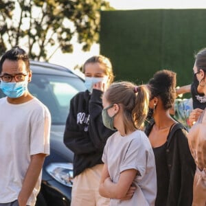 Angelina Jolie est allée diner avec ses enfants Shiloh, Vivienne, Knox, Zahara, Maddox et Pax Jolie-Pitt au restaurant Nobu à Los Angeles. Le 27 août 2020.