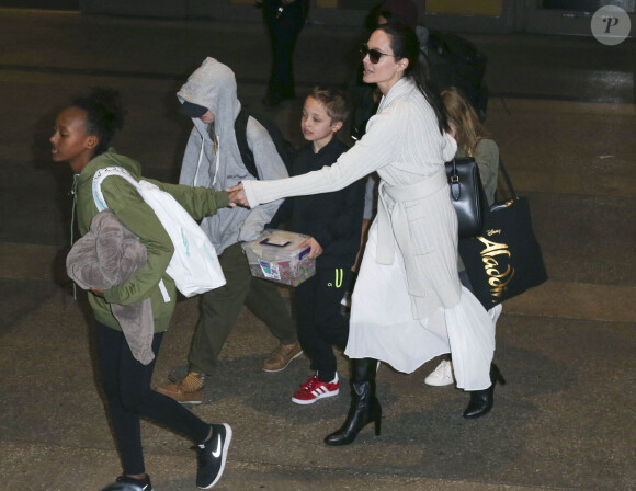 Angelina Jolie arrive avec ses enfants Maddox, Zahara, Shiloh, Vivienne, Knox et Pax Jolie-Pitt à l'aéroport de LAX à Los Angeles, le 17 mars 2017.
