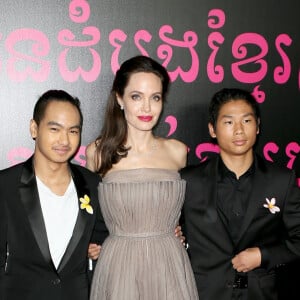 Angelina Jolie et ses fils Maddox et Pax Thien Jolie-Pitt - Première de "D'abord, ils ont tué mon père" à New York, le 14 septembre 2017.