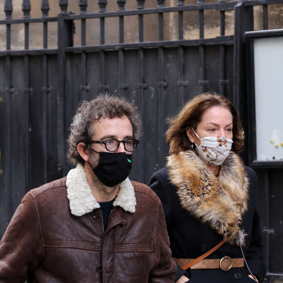 Exclusif - Cendrine Dominguez et son compagnon Cyrille Eldin - Sorties des obsèques de Hubert Auriol au Temple de l'Oratoire du Louvre à Paris. Le 18 janvier 2021