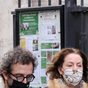 Exclusif - Cendrine Dominguez et son compagnon Cyrille Eldin - Sorties des obsèques de Hubert Auriol au Temple de l'Oratoire du Louvre à Paris. Le 18 janvier 2021