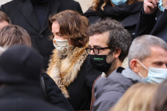 Exclusif - Cendrine Dominguez et son compagnon Cyrille Eldin - Sorties des obsèques de Hubert Auriol au Temple de l'Oratoire du Louvre à Paris. Le 18 janvier 2021