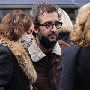 Exclusif - Cendrine Dominguez et son compagnon Cyrille Eldin - Sorties des obsèques de Hubert Auriol au Temple de l'Oratoire du Louvre à Paris. Le 18 janvier 2021