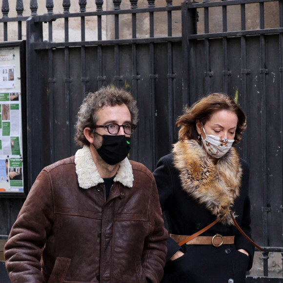 Exclusif - Cendrine Dominguez et son compagnon Cyrille Eldin - Sorties des obsèques de Hubert Auriol au Temple de l'Oratoire du Louvre à Paris. Le 18 janvier 2021