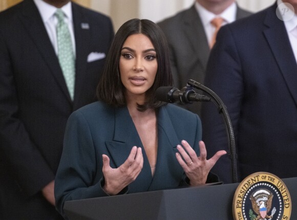 Kim Kardashian a toujours pour ambition de devenir avocate. Elle continue de préparer son examen pour le barreau de Californie, dans une tenue sexy et sous un soleil radieux...
