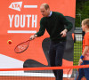 Le prince William joue au tennis avec les jeunes de la Lawn Tennis Association (LTA) à Édimbourg. Le 27 mai 2021.