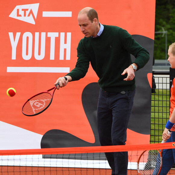Le prince William joue au tennis avec les jeunes de la Lawn Tennis Association (LTA) à Édimbourg. Le 27 mai 2021.