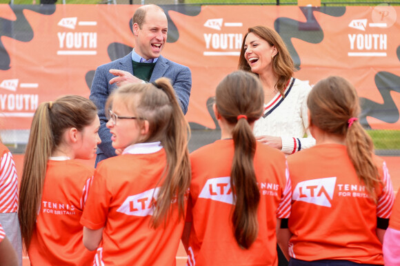Kate Middleton, duchesse de Cambridge, et son mari le prince William rendent visite aux jeunes de la Lawn Tennis Association (LTA) à Édimbourg.